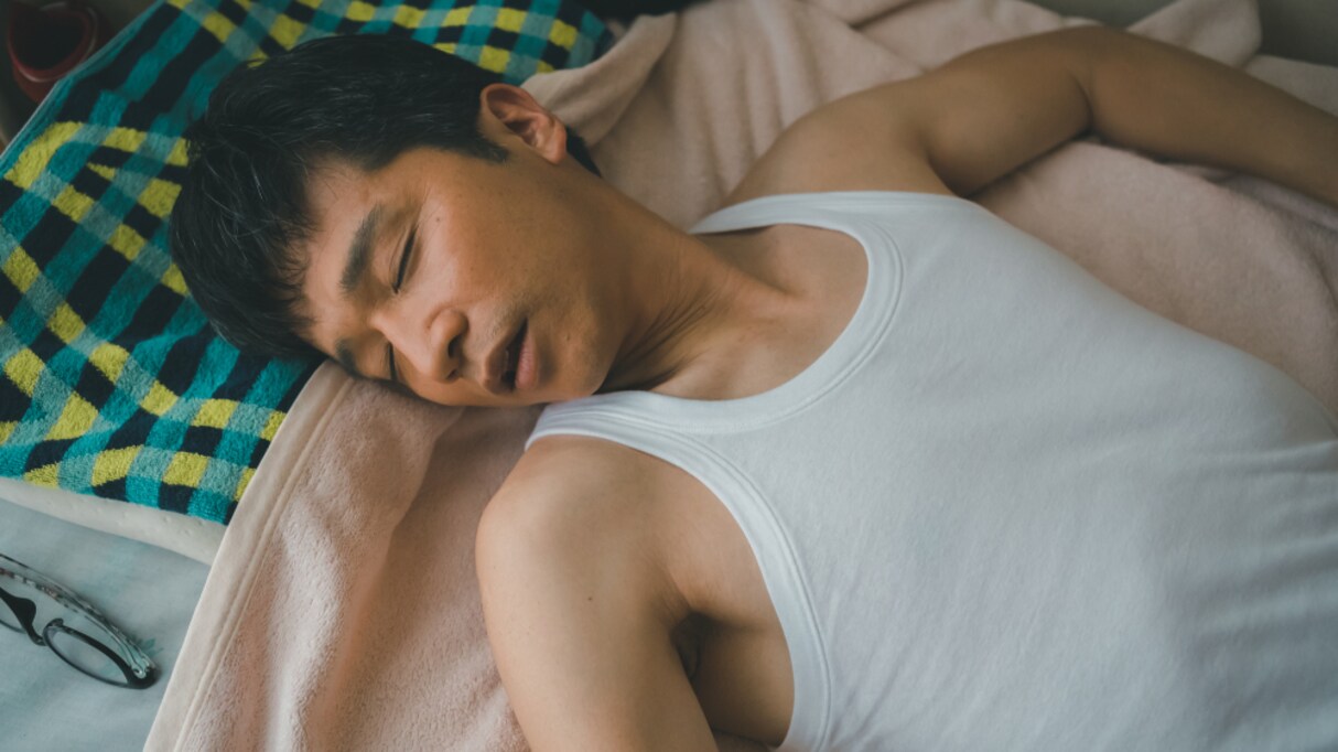 【鉄板ネタ】寝苦しいので氷枕を抱いて寝たと思ったら…まさかの出来事に爆笑