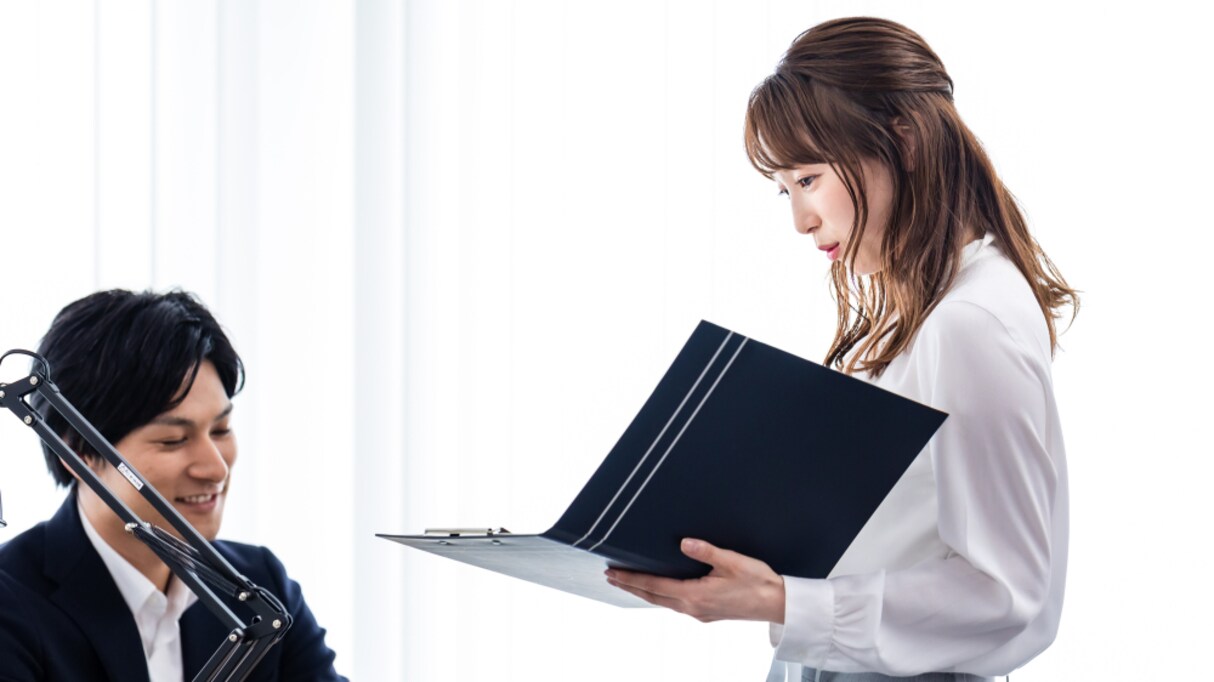 考え込んでいる男性社員に話しかけると…子育ての様子が目に浮かぶ "言い間違い" にほっこり