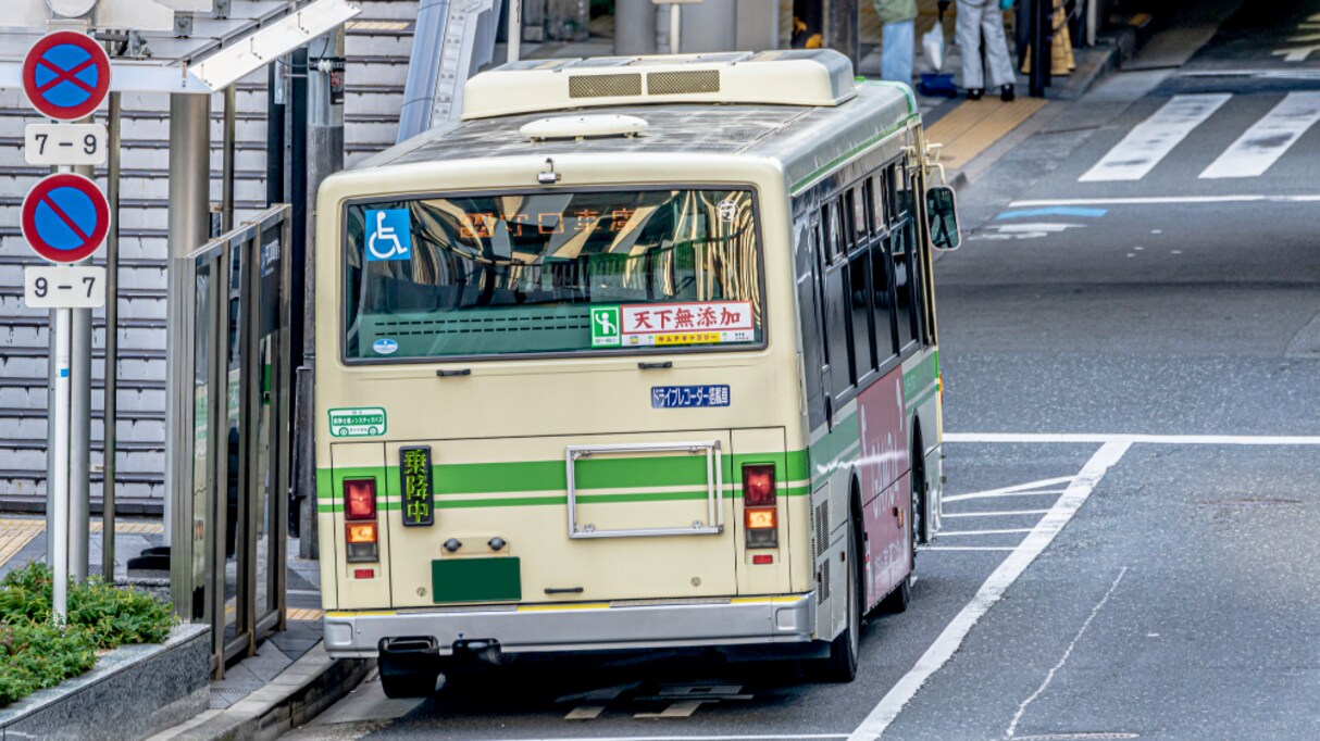 免許を持っている人は改めて知ってほしい！バスが発車の合図をした時、後続車が守るべきルールとは？