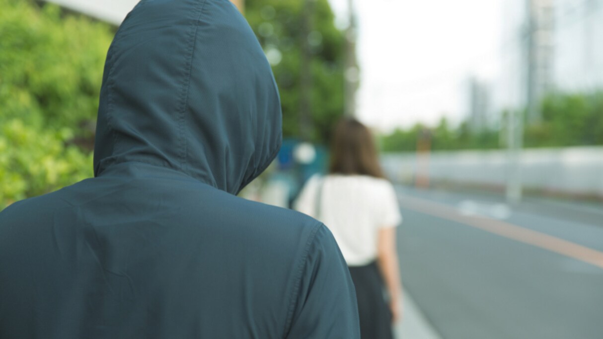 「咄嗟に体が動いて良かった…」妊婦に激突し、ニヤニヤしながらその場を去る男性…居合わせた女性の行動に称賛の声