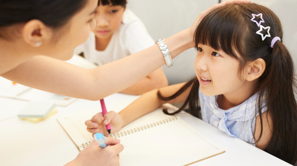 「教師は誤った学習をしている」褒めると成績が下がり、怒ると成績が上がる…という勘違いに鋭い指摘！