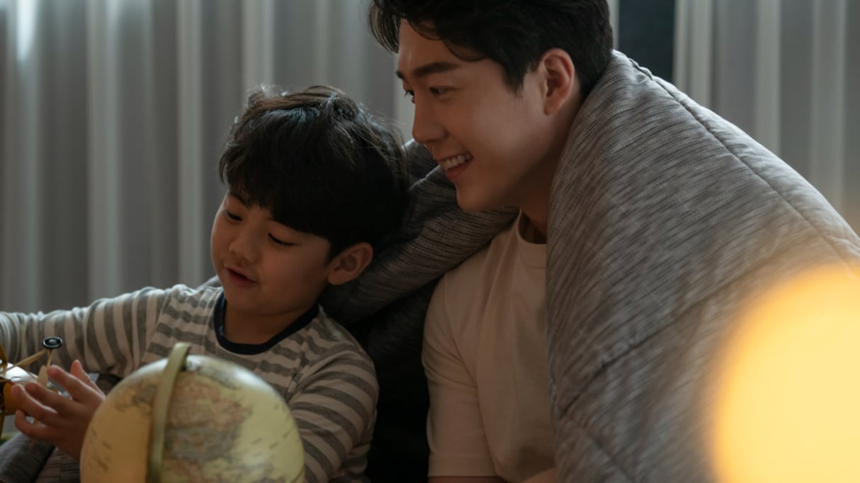 「〇〇をしながら寝たんだよ…」パパと息子でお泊り中、ママがいない "寂しさ" から取った行動が謎すぎる！