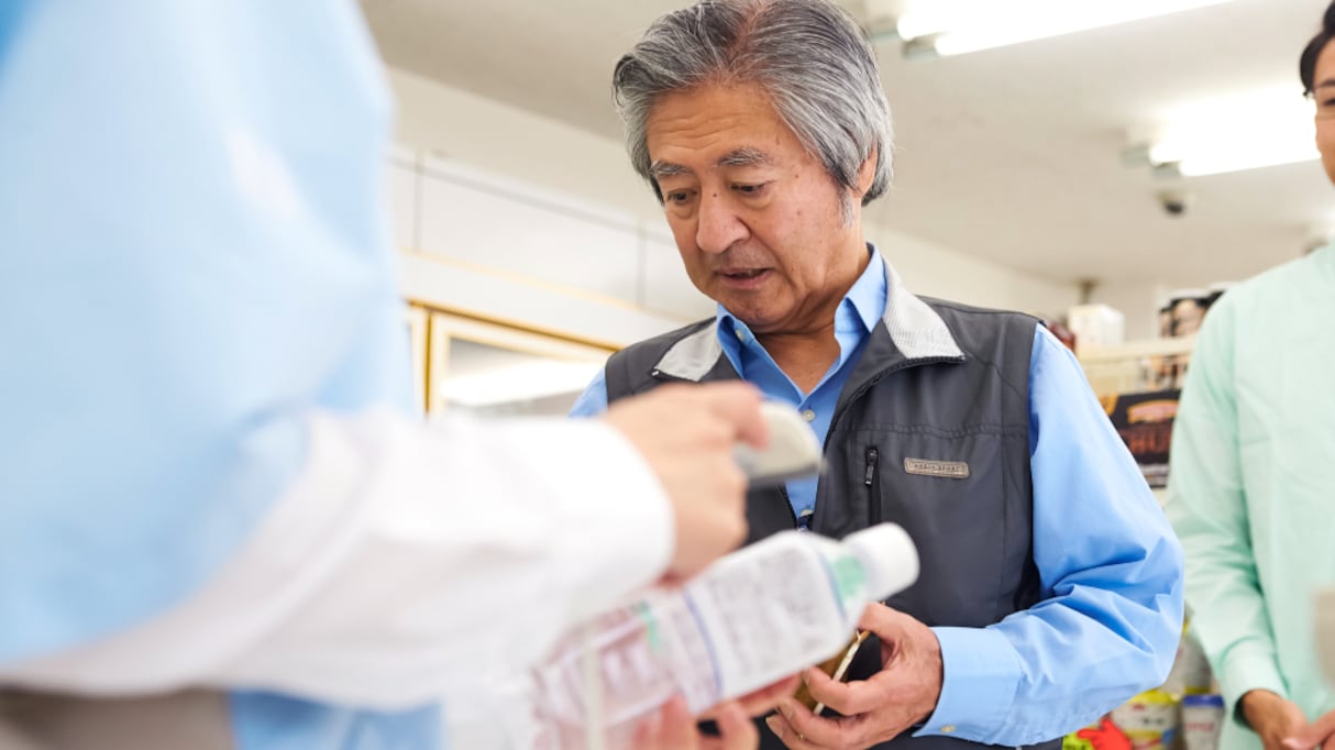 【まさかの展開】レジで手間取る障害者の客に、コワモテ男性が後ろから声をかけ…