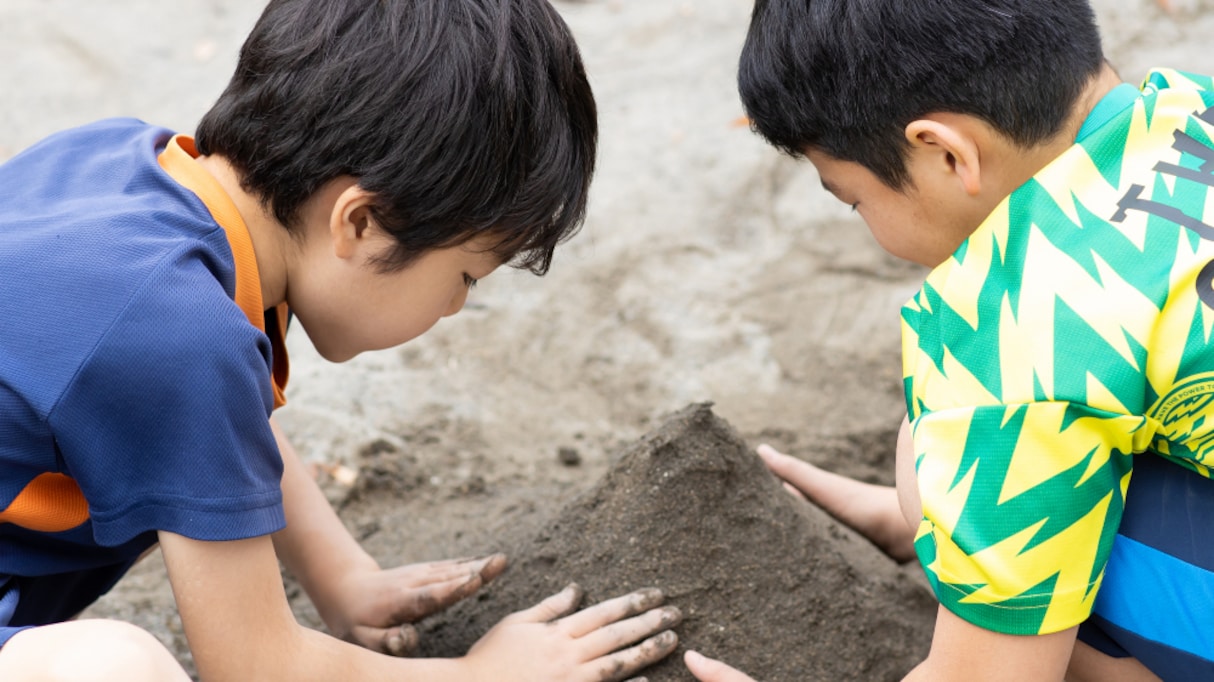 お金持ちが住む地域の学校で「明日は土を触るので服が汚れます」と伝えると…まさかの出来事に驚き