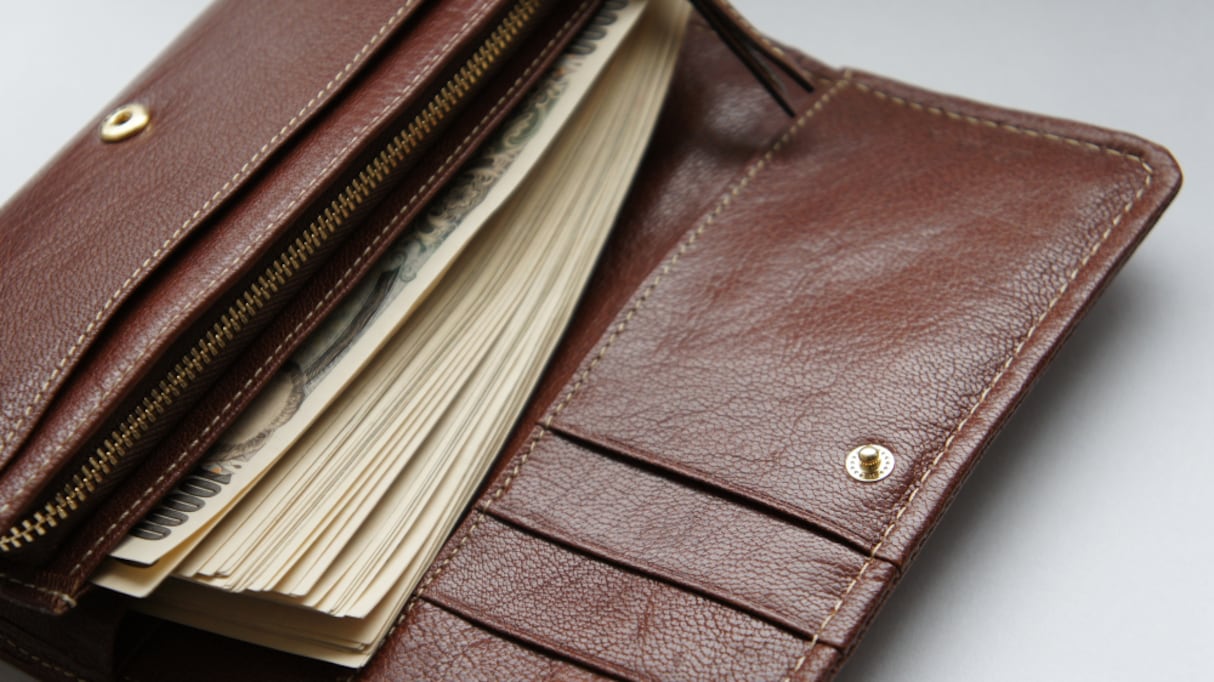 無人の駅で拾った "100万円入りの財布" を本人に届けると謝礼で30万円をもらい…その後の行動に感動の声