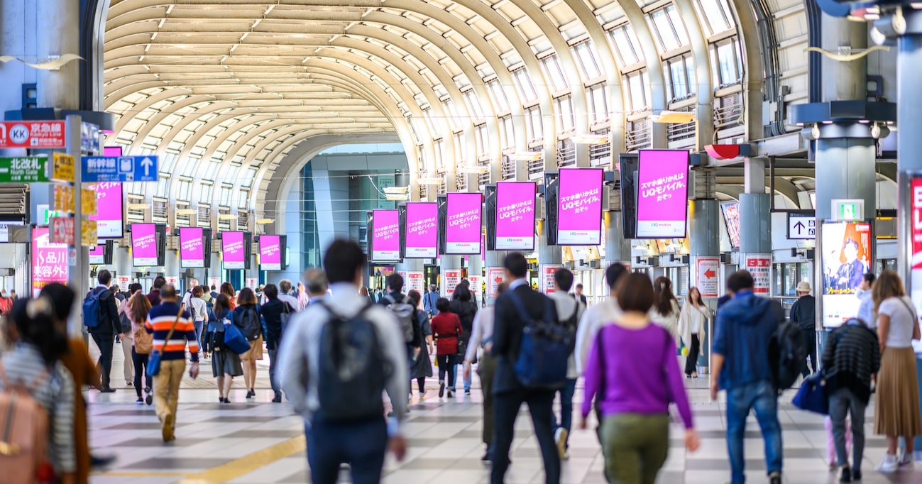 品川駅の大量広告「今日の仕事は、楽しみですか。」が炎上した理由は、もしかすると文末の句点「。」にアリ？