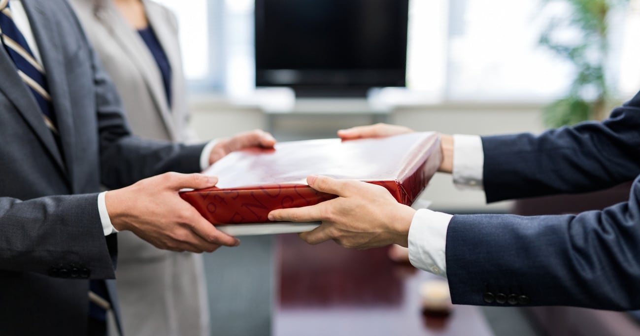 手土産を渡す時は「つまらないものですが」ではなくて…渡す人も貰う人も気持ちの良い表現に称賛の声！