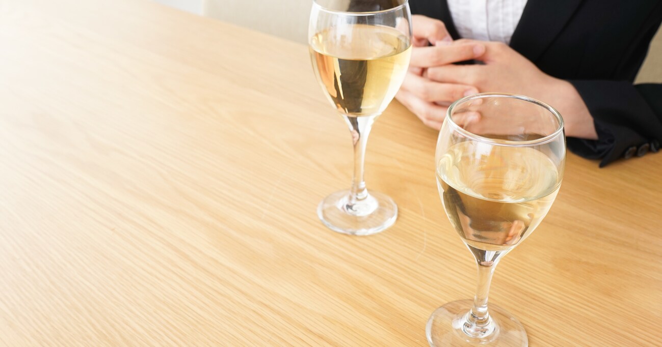 ホテルのバーに、マダムが一人で来店　手が離せず後輩に対応を任せると…素晴らしすぎるサービスに称賛の嵐