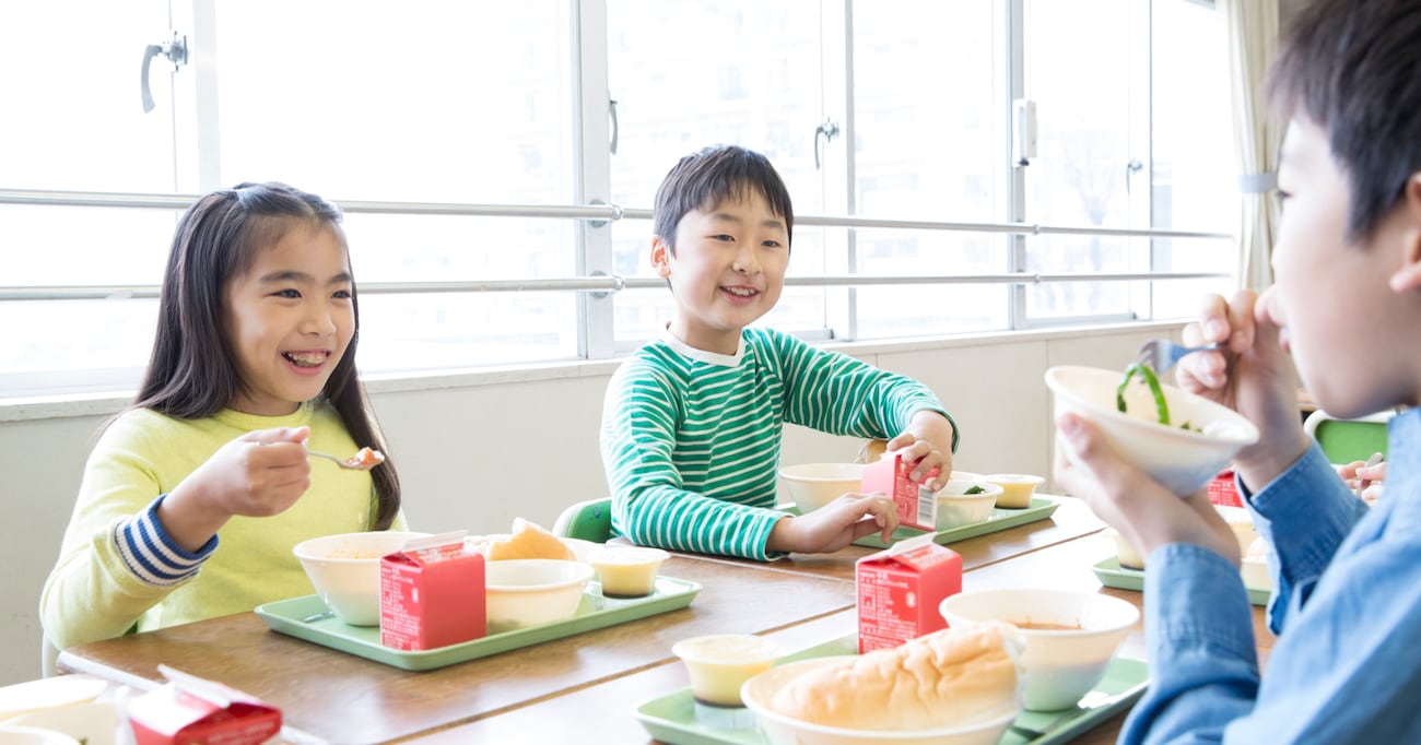 あなたはどうだった？学校給食で定番の "ソフト麺" の食べ方が地域や世代で異なると話題に