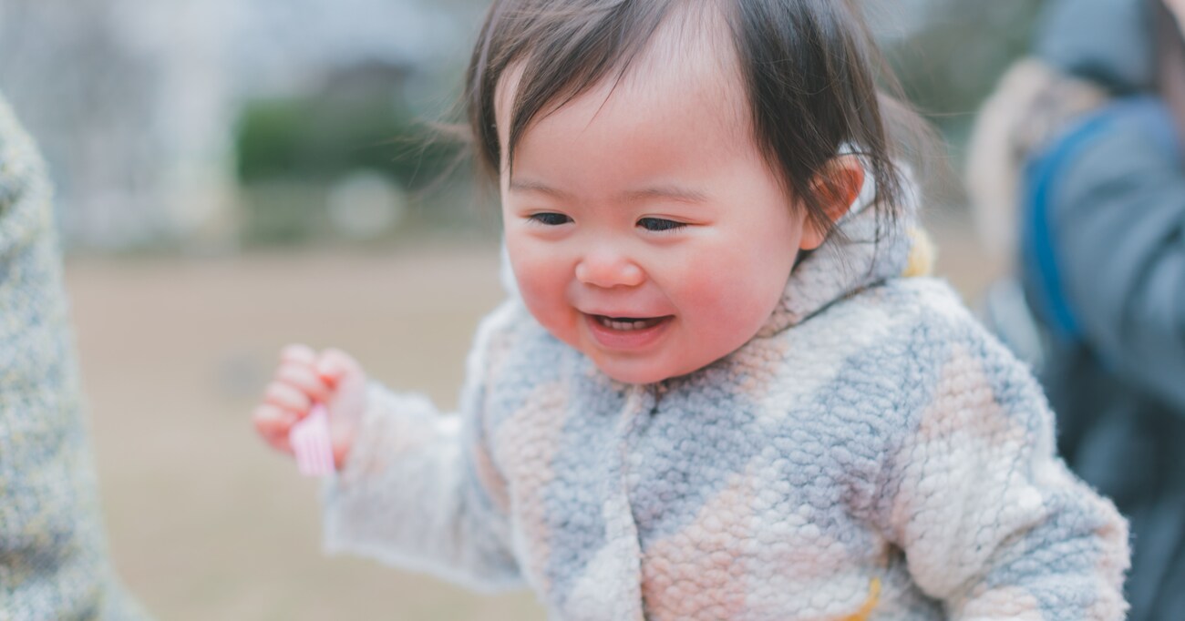 「Oh育児」お菓子を抱え、ご機嫌で駐車場の車へ戻るかわいい子供…5分後に目撃した光景に "育児" を感じる