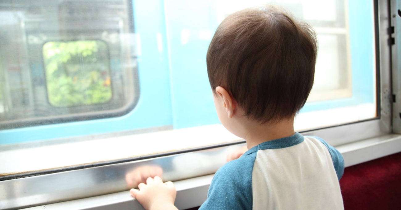 電車内ではしゃぐ息子をたしなめていると、向かい側の女性がその様子を目を細めて見つめており…優しい想像にほっこり