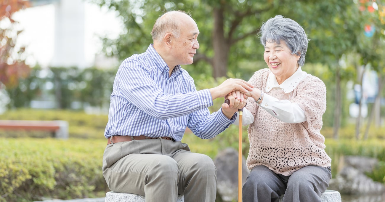 「今日の月は綺麗だぞ」目が見えないおばあちゃんを介助しながらお話する男性…その後のやり取りに思わず感動