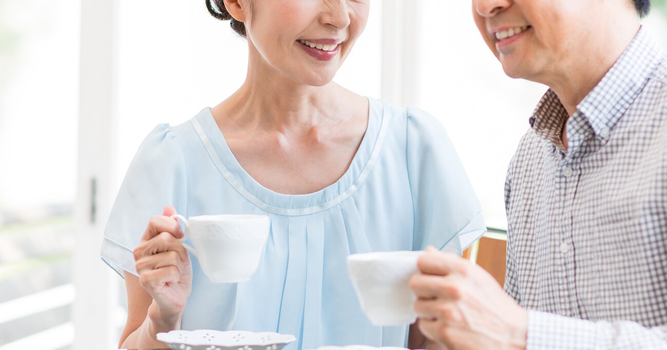 カフェで買い物の休憩中、お隣の席の50代夫婦の会話が超えてきて…ステキな内容にほっこり