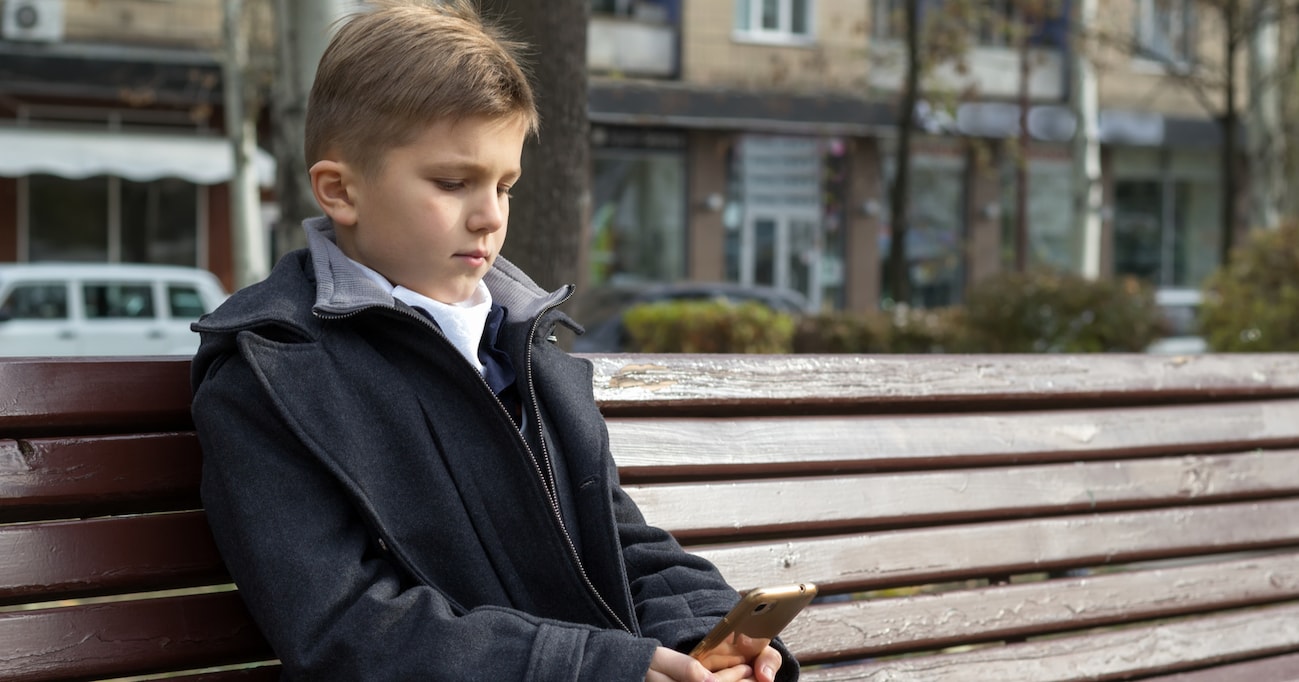 海外で「携帯を無くした」という少年にスマホを貸したところ…ほんの数分で起きた恐ろしい出来事に驚愕