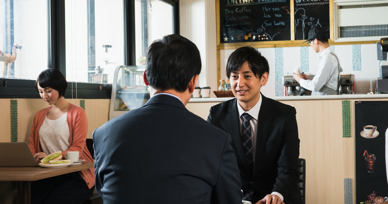 水より先に注文を取りに来た店員にキレる男性…その後の店員の対応に拍手