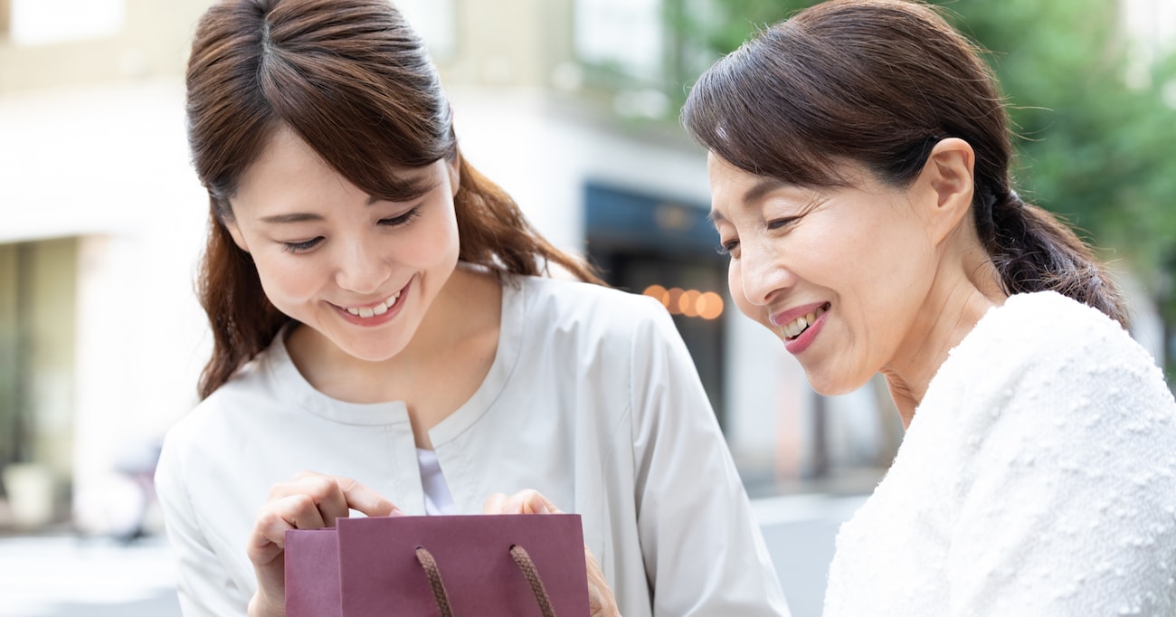 「タグの字が小さくて…」困っている女性のプレゼント選びを手伝うと…ステキな出会いにほっこり