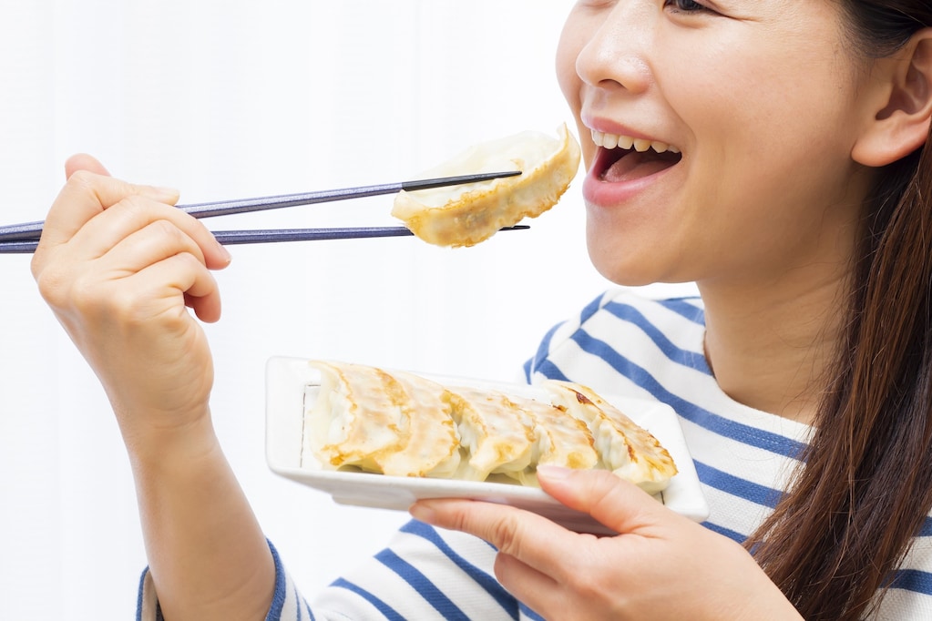 微笑ましいやりとりに思わずにやける！ ニンニク多めの餃子を食べながら「明日イケメン2人と打ち合わせ」と夫に伝えると…？