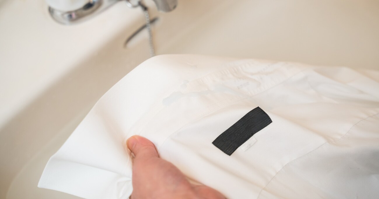 【シャツの襟汚れをキレイにする裏技】自宅でもOK、頑固な皮脂汚れを落とす方法3選