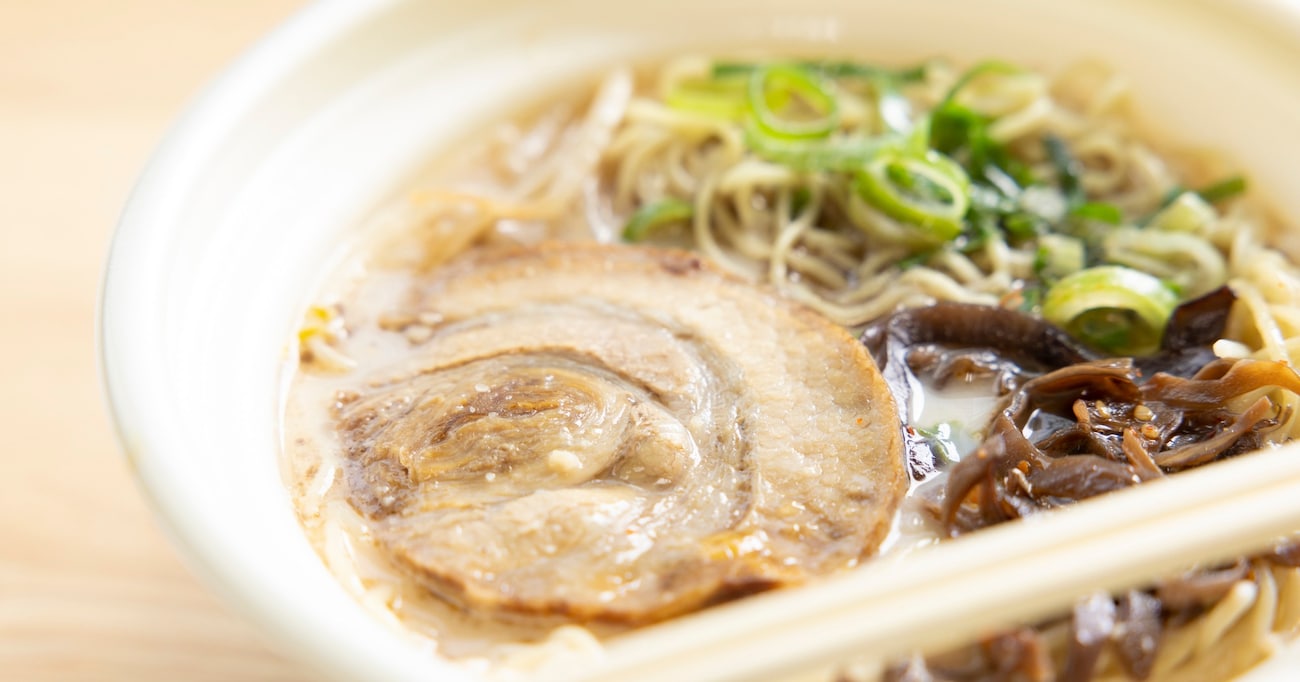 【ハウス食品「うまかっちゃん」】人気の豚骨インスタント麺を…洋風に!? 汁なしに!?