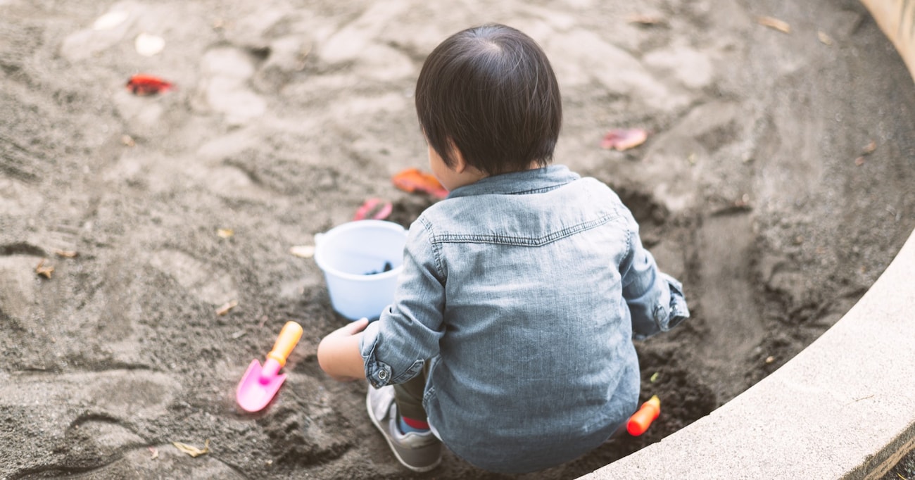 公園の砂場で、男の子ふたりが道具の貸し借りで喧嘩！ その様子を観察する母親に、ひとりが泣きながら駆け寄り…？