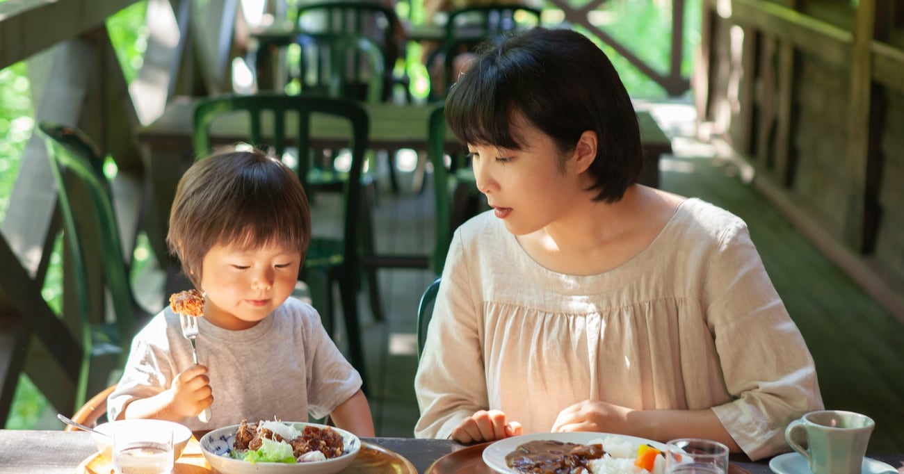 【アオハル】息子と外食中に遭遇した、4人組男子高校生の甘酸っぱいシーンが話題に！