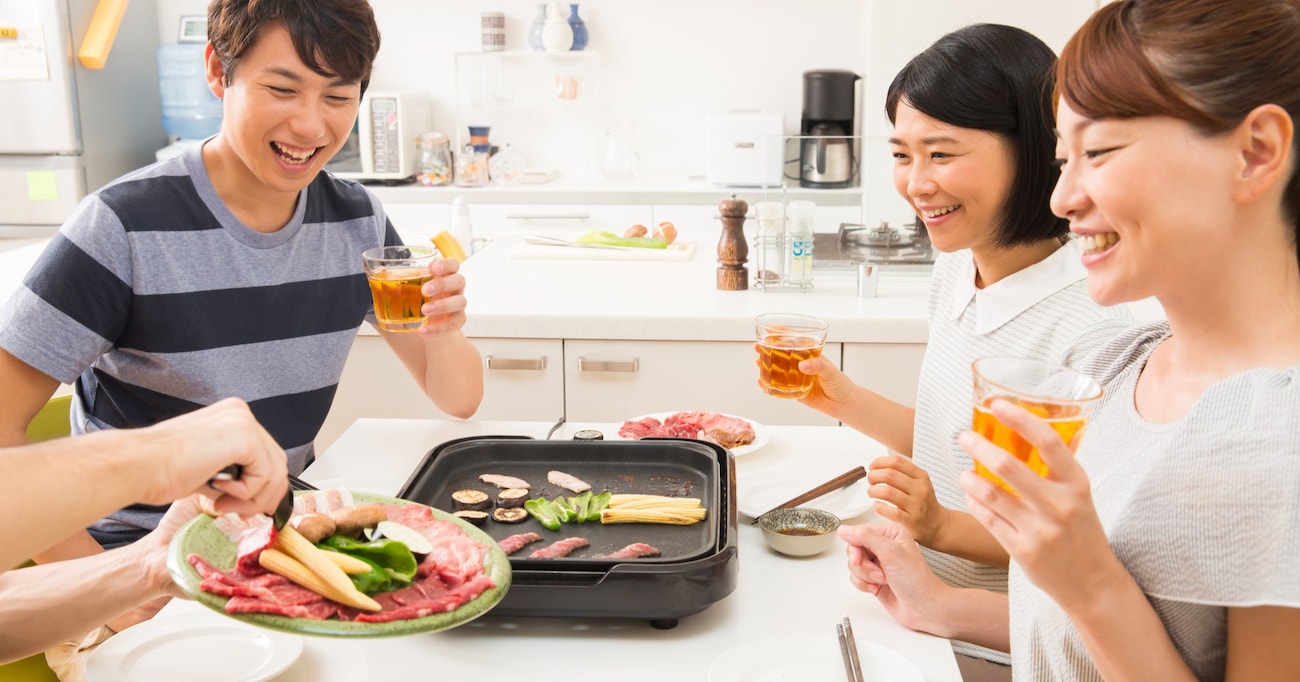 焼肉パーティー中に、友人が「お肉好き？」と息子に尋ねると「うん！好き！でも…」続く息子のタラシ発言とは？！