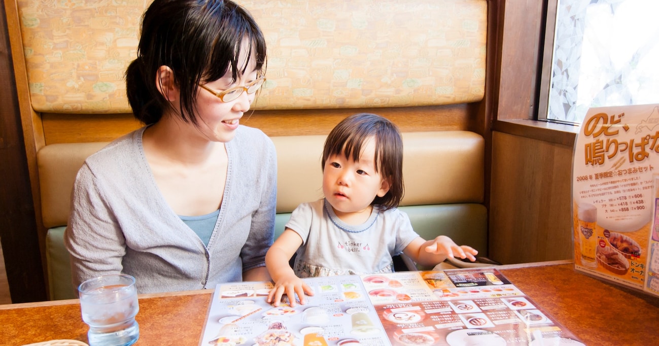 ファミレスで子どもがジュースをこぼしてしまい、お母さんが困った様子で子どもをなだめていたので…？