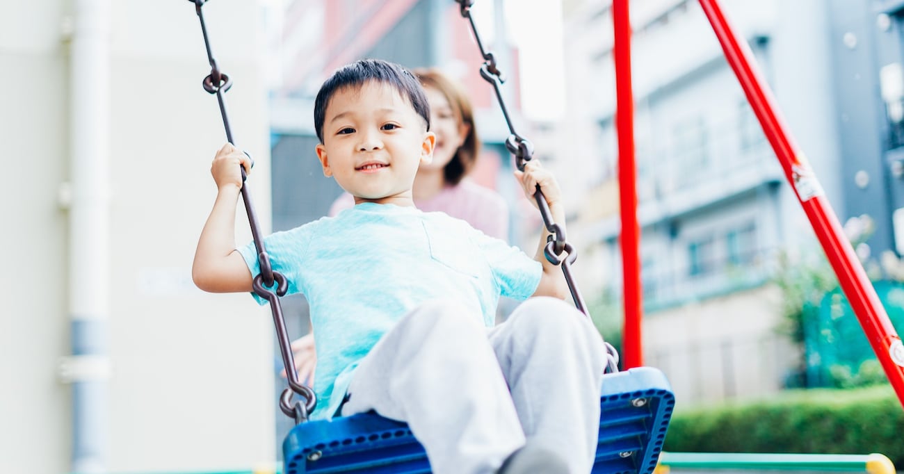 【称賛】公園でブランコの取り合いが開幕！ すると母親が息子に「これのどこが好き？」と尋ね…？