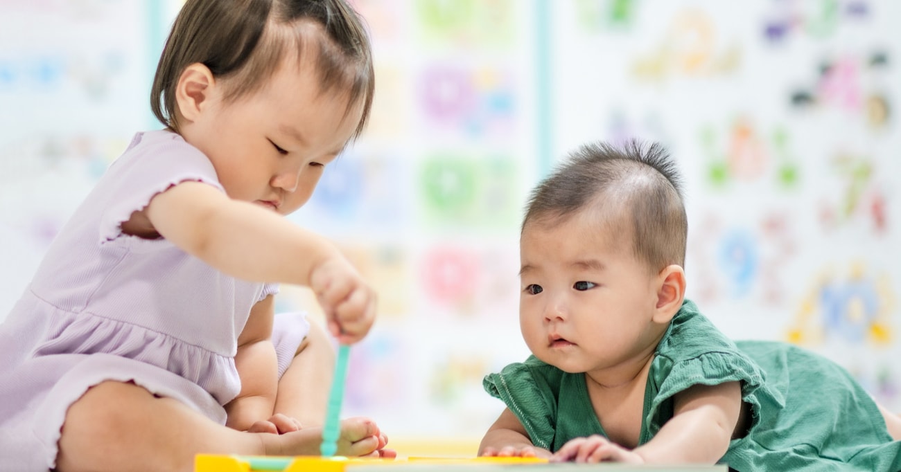 【まさかの展開】保育園の先生が「娘さんが泣いた時、お友達が心配して集まってくるんですよ！」と、園での様子を教えてくれたが…？