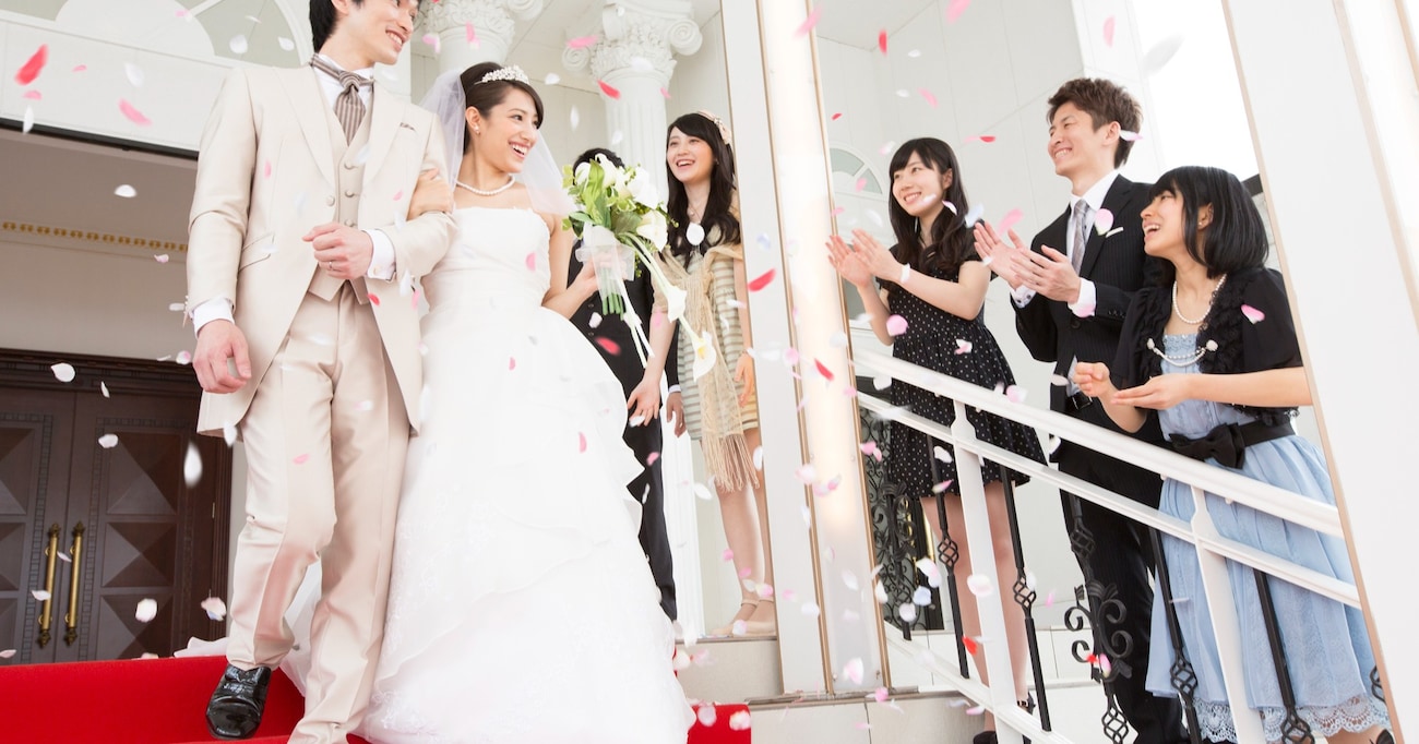 親友が結婚した時、嬉しい気持ちの中に悲しい気持ちが少し混じるのは、結婚に嫉妬しているのではなく…？