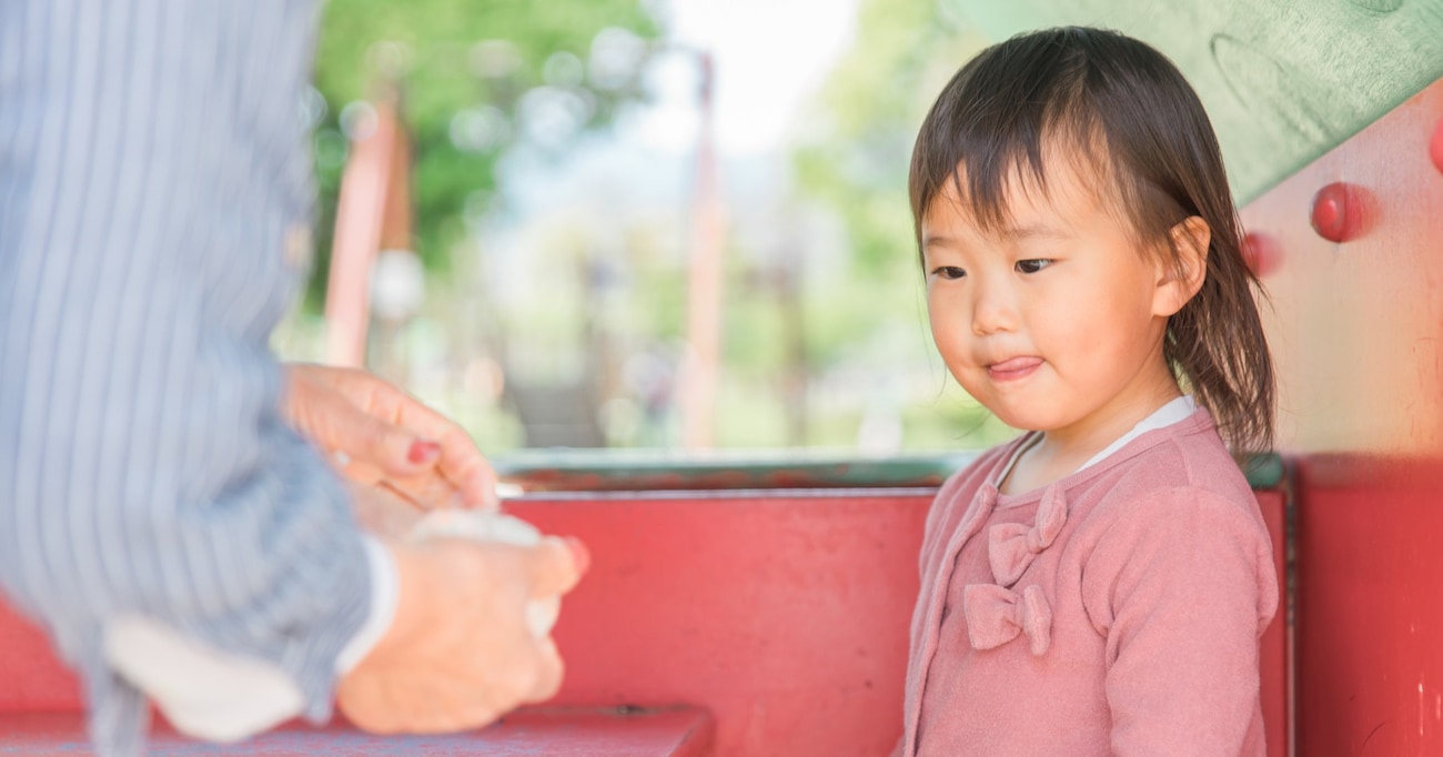 母親の気づいていないところで、年配の人が子どもに「美味しいから」とお菓子をあげようとしていたので…？