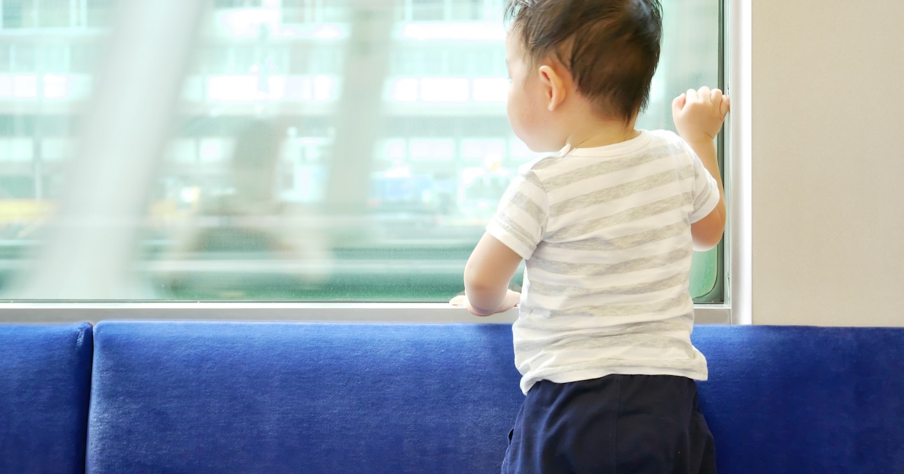 子どもが電車で靴を履いたまま座席の上に！周りが迷惑そうにしていると、隣に座っていたおばあさまが…？