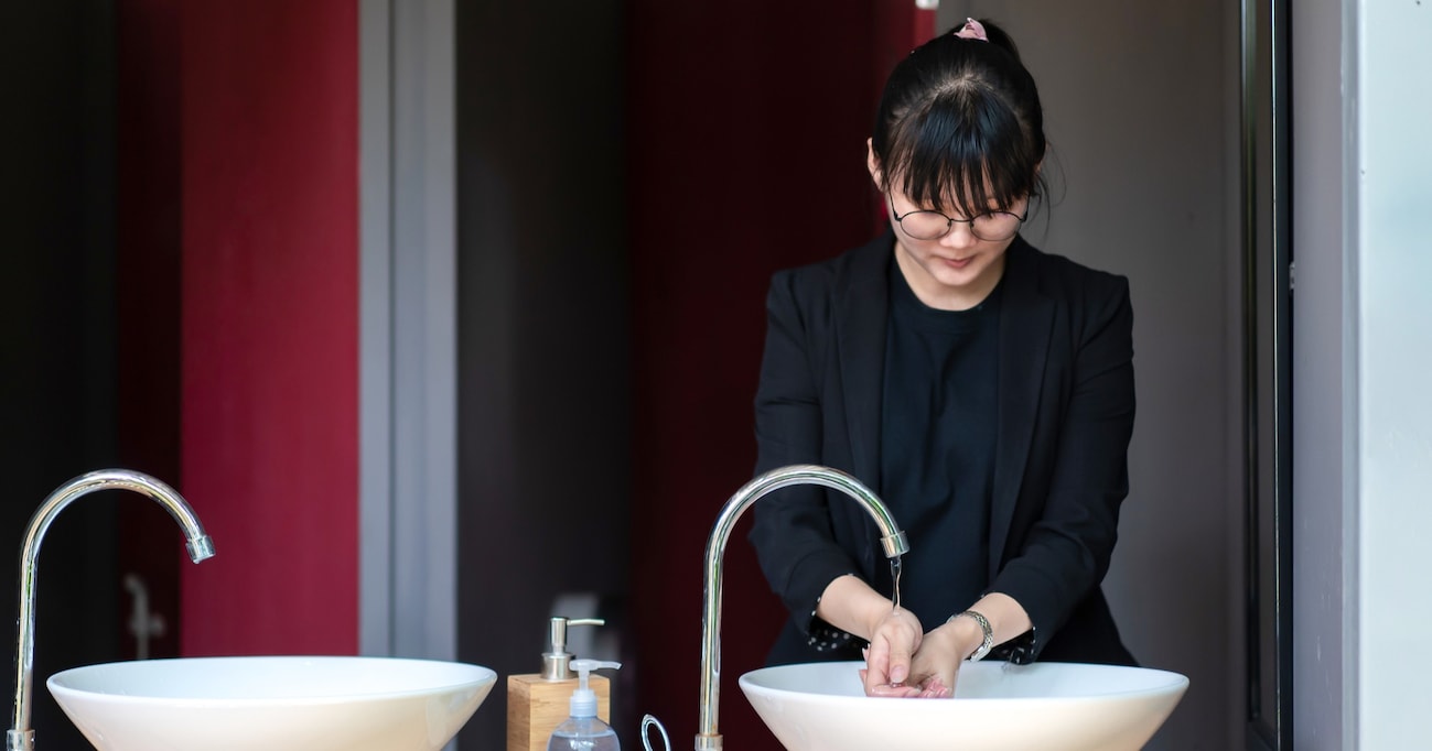 【最強】心の限界が来てトイレで泣きそうになった　しかし、鏡で "あるもの" を見たおかげで涙も引っ込む事態に！