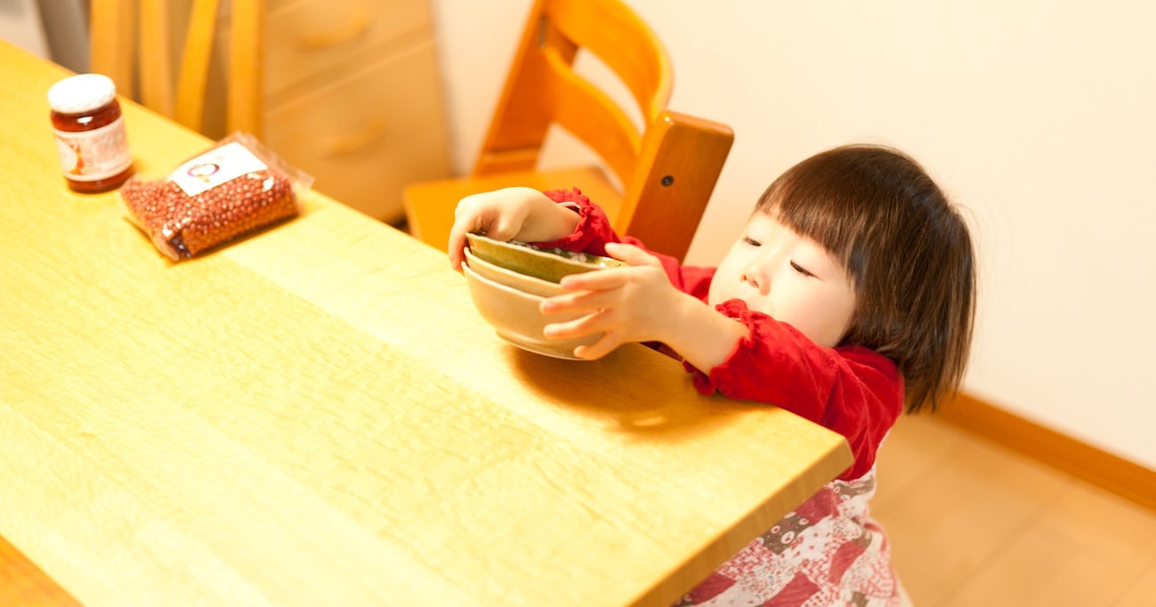 【爆笑】子どもが食べ終わった皿を台所に持って行ってくれた！「片付けしてくれるの？ありがとう」と褒めたけど…？