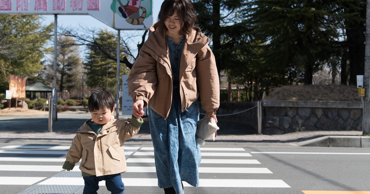 交差点で「車を止める魔法を使えるの」と話す母が「えいっ！」とすると信号が青に！ それを見た子どもが…？