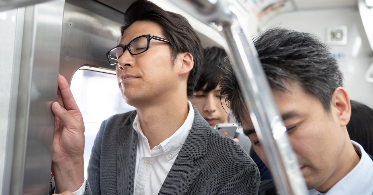 帰りの満員電車で、疲労のためか気持ち悪くなってしまった　座ることができず耐えていると…？