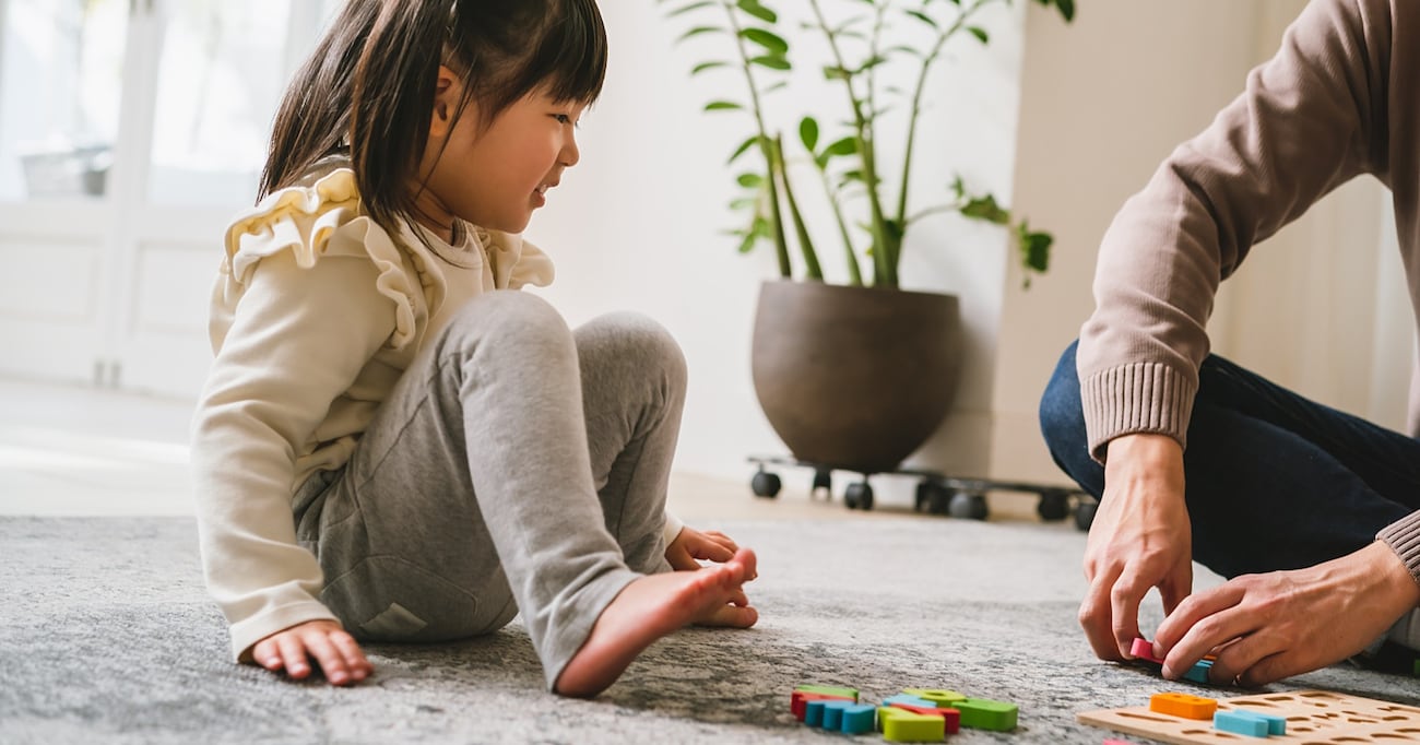 出かける直前、4歳娘がおもちゃを広げだしてイライラ…！その様子を見た8歳娘のご指導にパパ白目