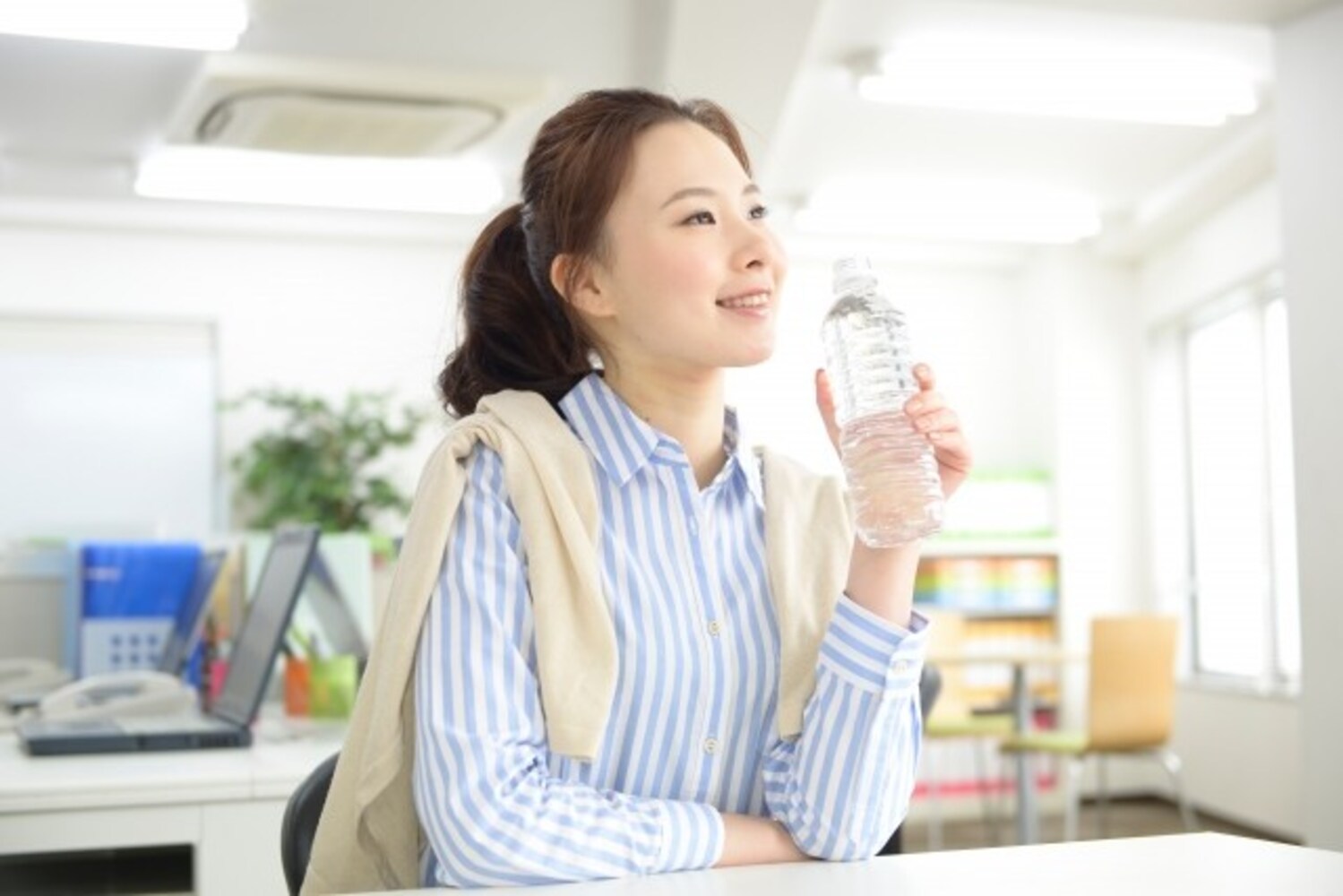 ミネラルウォーターを飲む女性