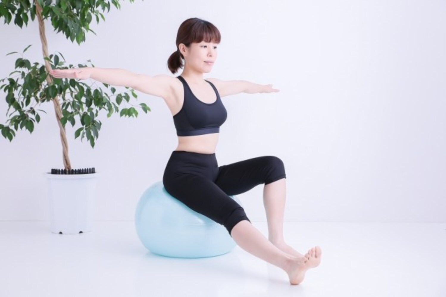 バランスボールに座る女性