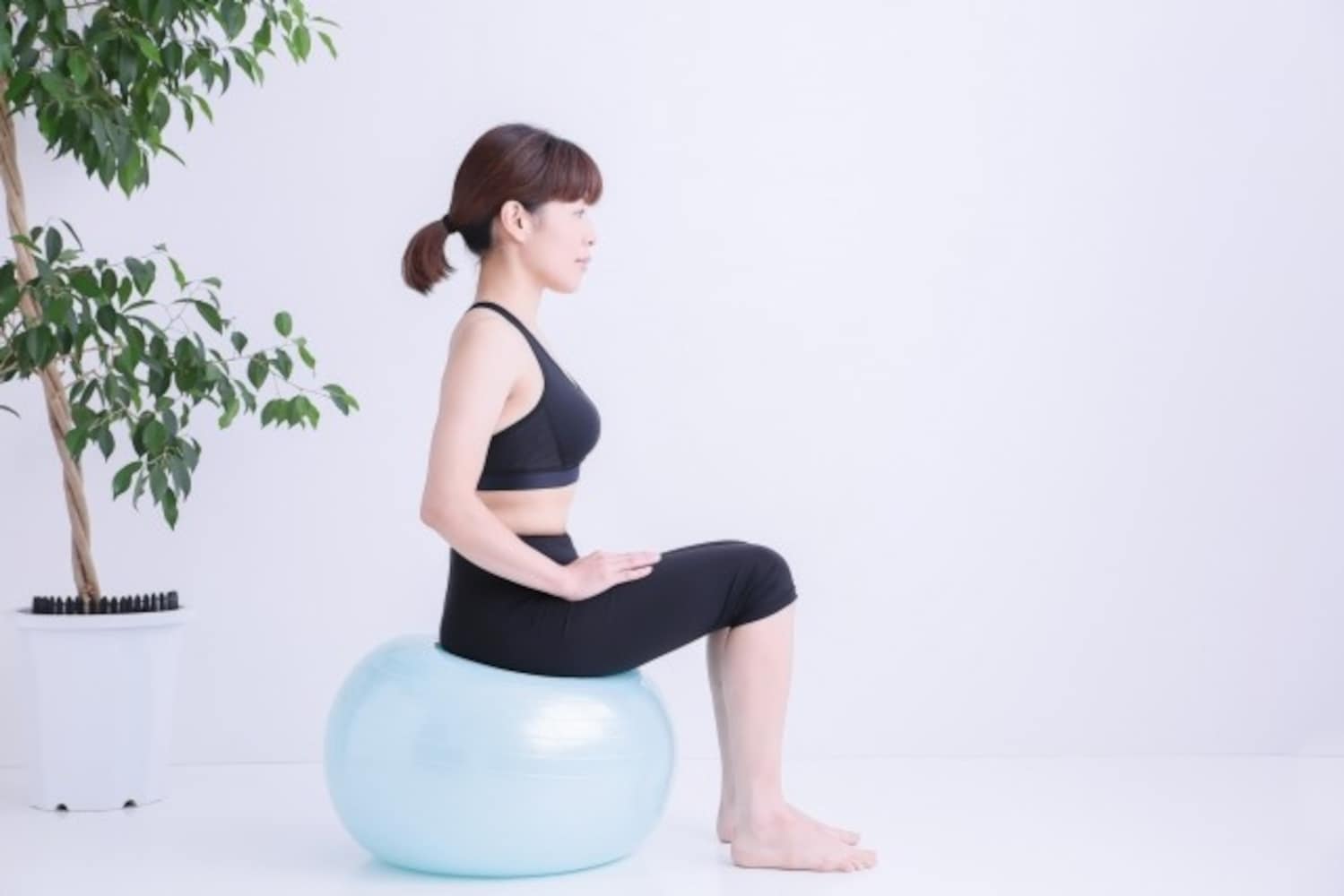 バランスボールに座る女性