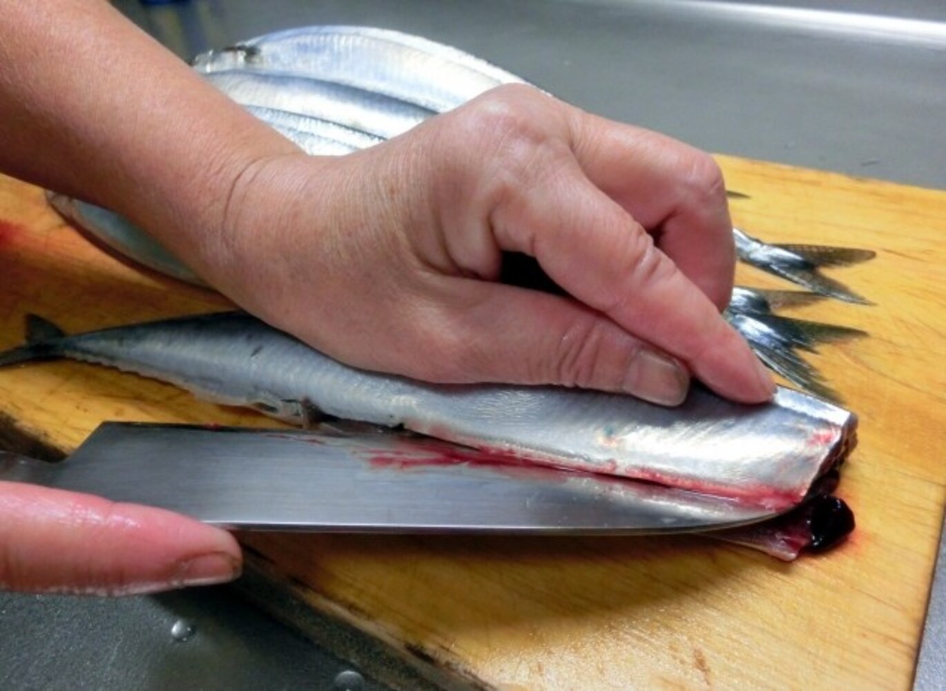 魚をさばく