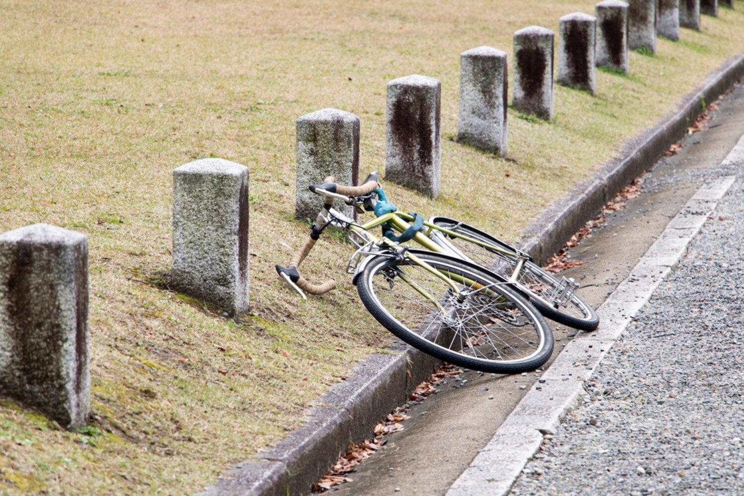 倒れているロードバイク