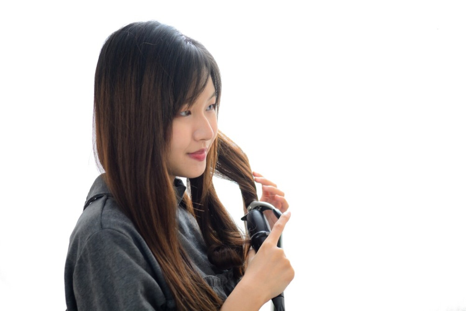 カールアイロンを使う女性
