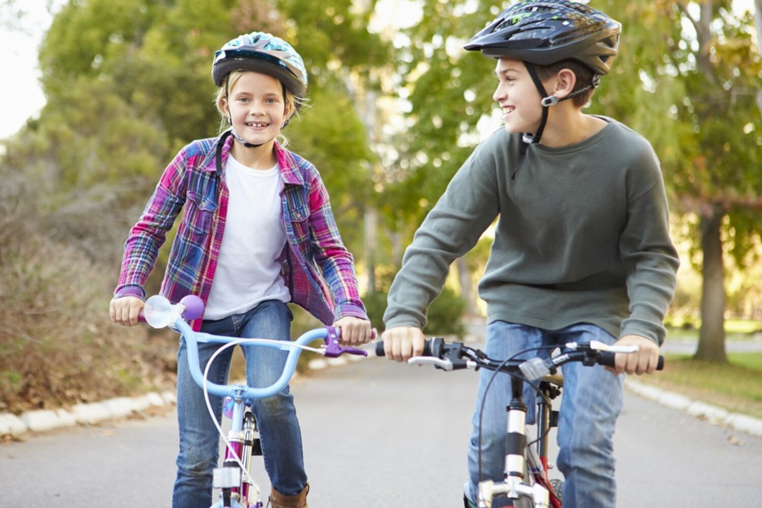 ロードバイクに乗る子供