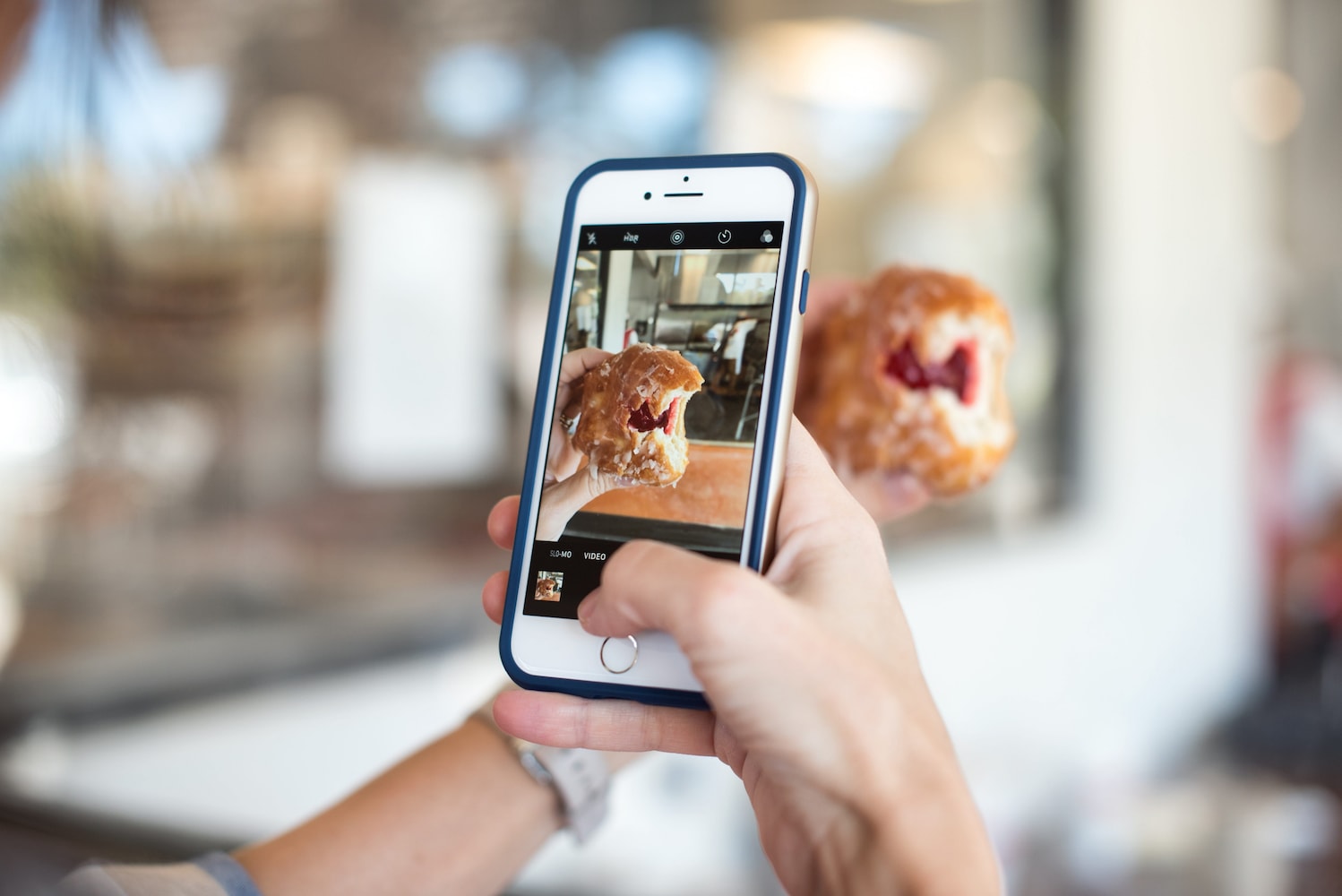 インスタ映えするようにスイーツを撮影