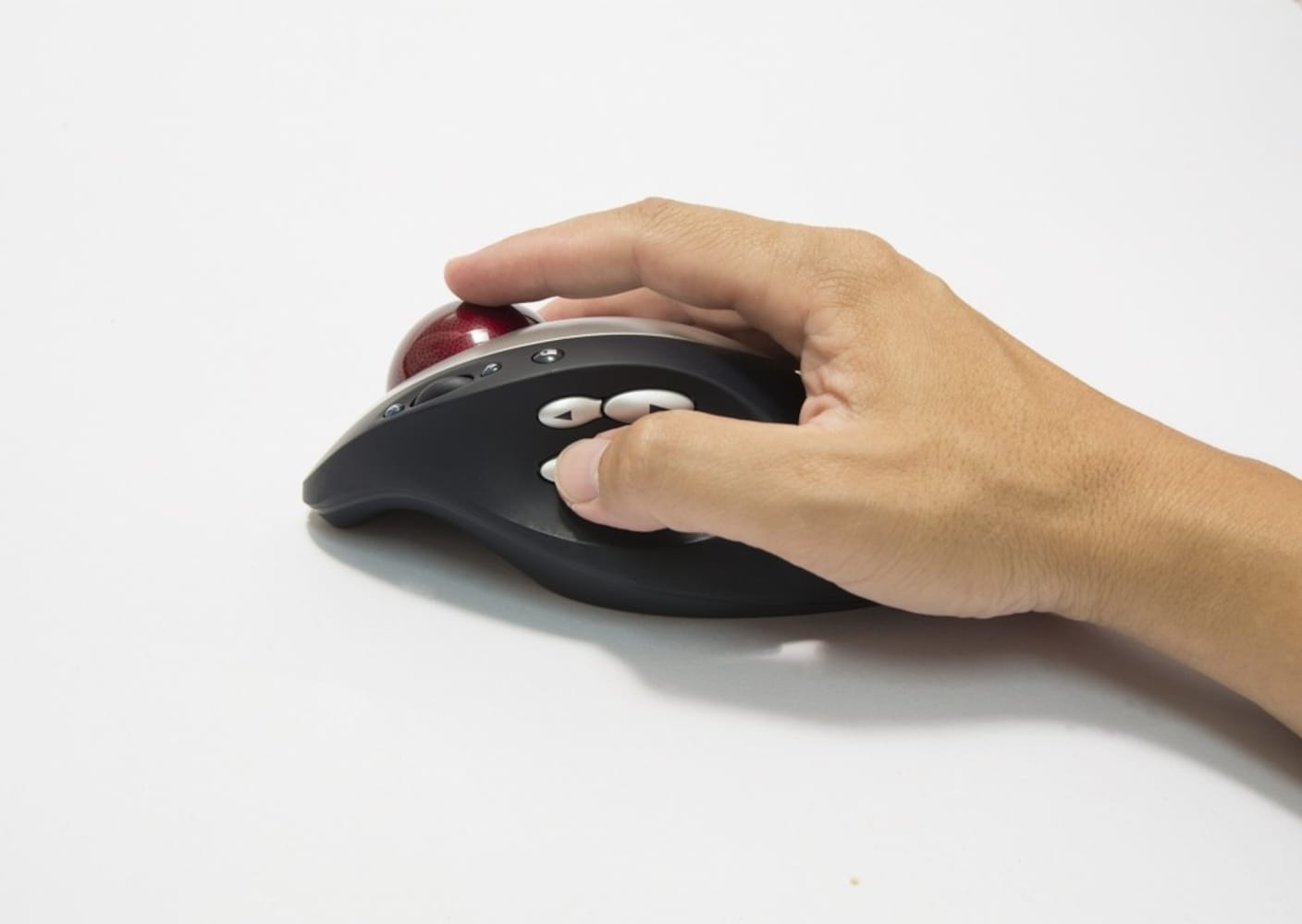 トラックボールマウス|狭い場所でも楽器を持ちながら使えるのがメリット