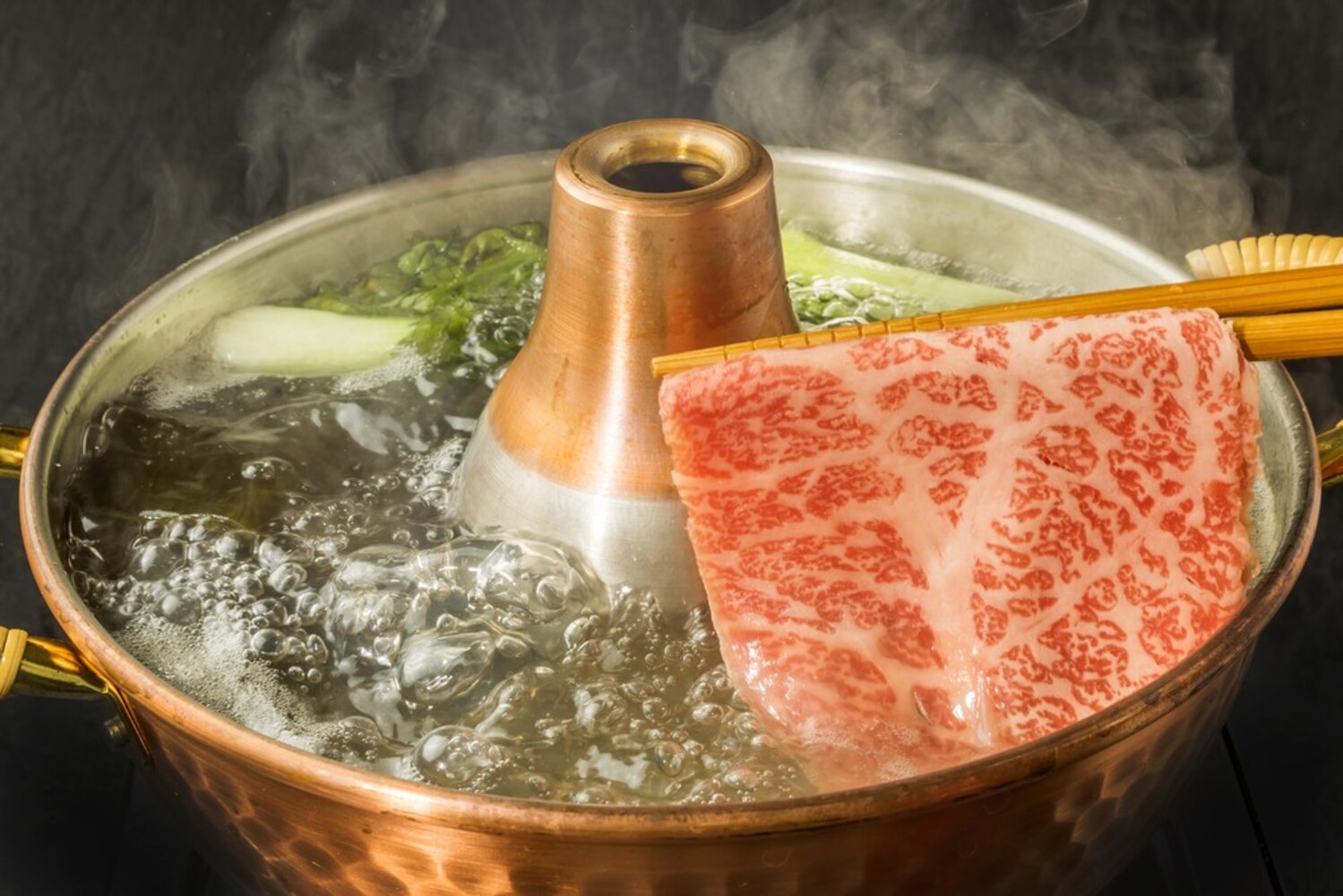 しゃぶしゃぶ鍋の真ん中の煙突はなぜあるの?
