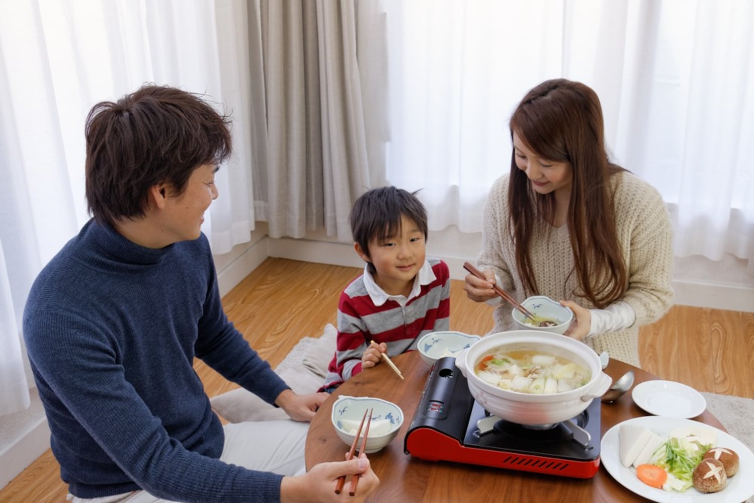 形状|子供のいる家庭では具材を取り出しやすい「浅型」を