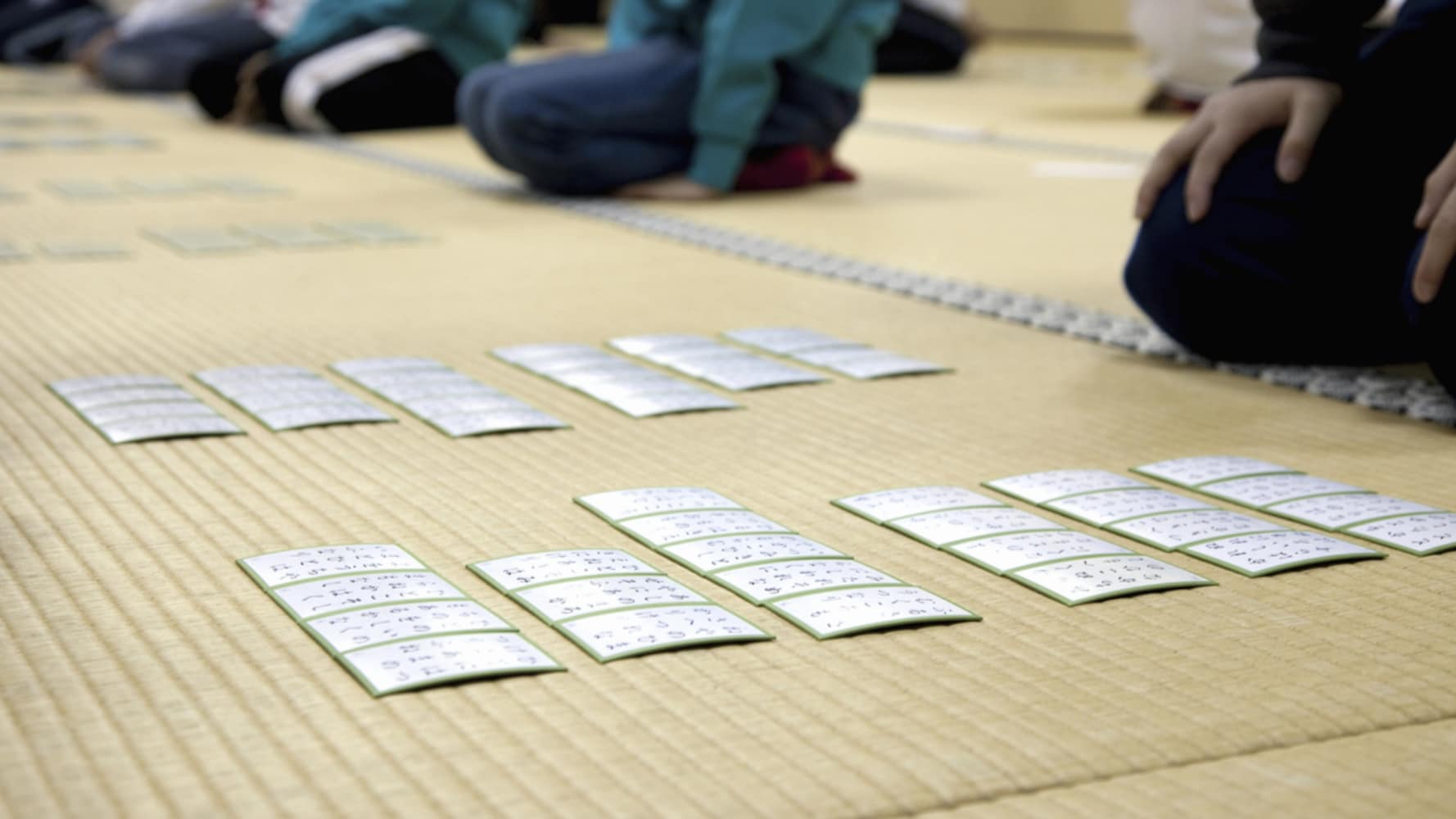競技用|本気で取り組むなら札の裏に和紙が張られた「反り」があるものを