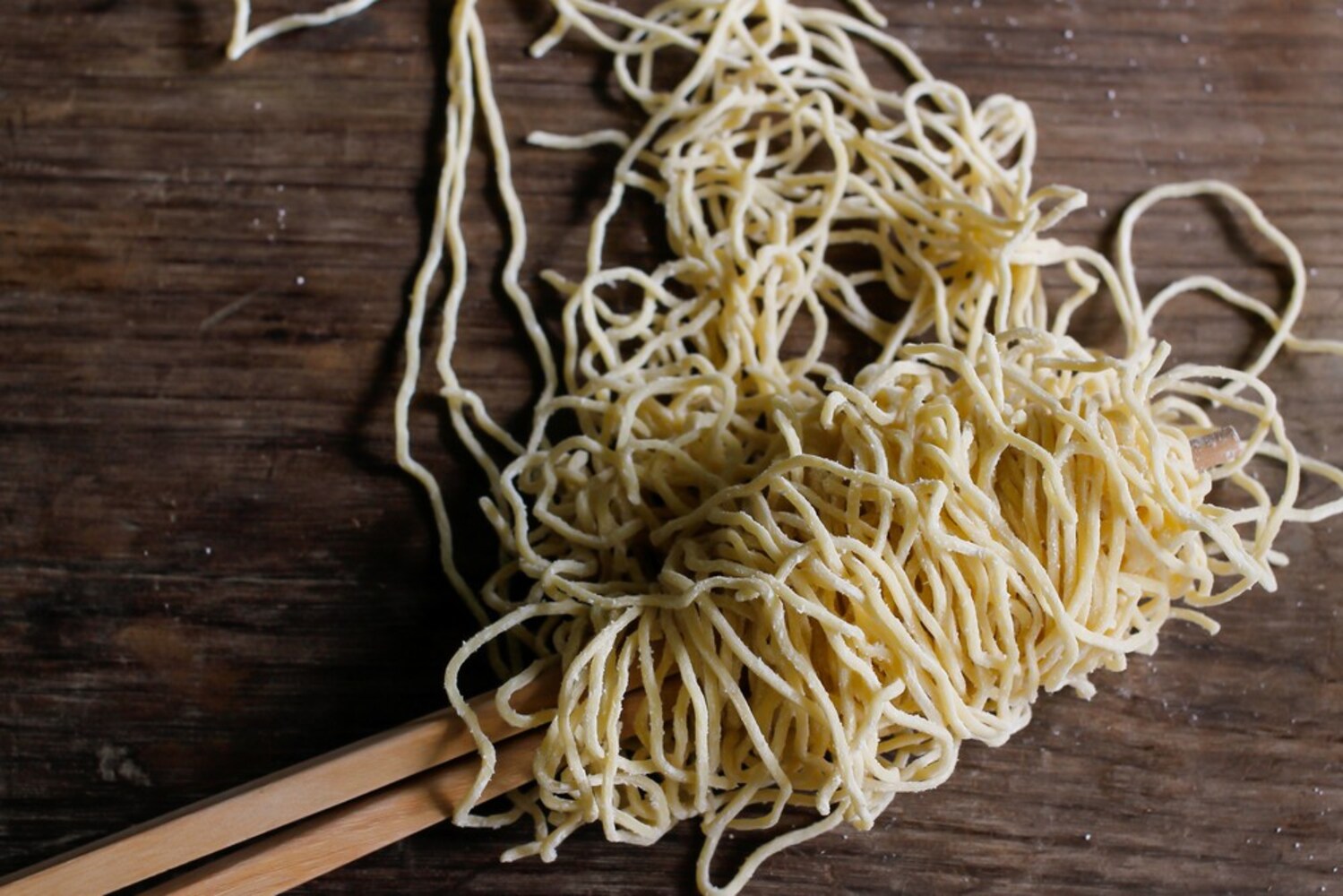 麺の種類|カロリーが気になる方はノンフライ、こってり味が好きなら油揚げ麺